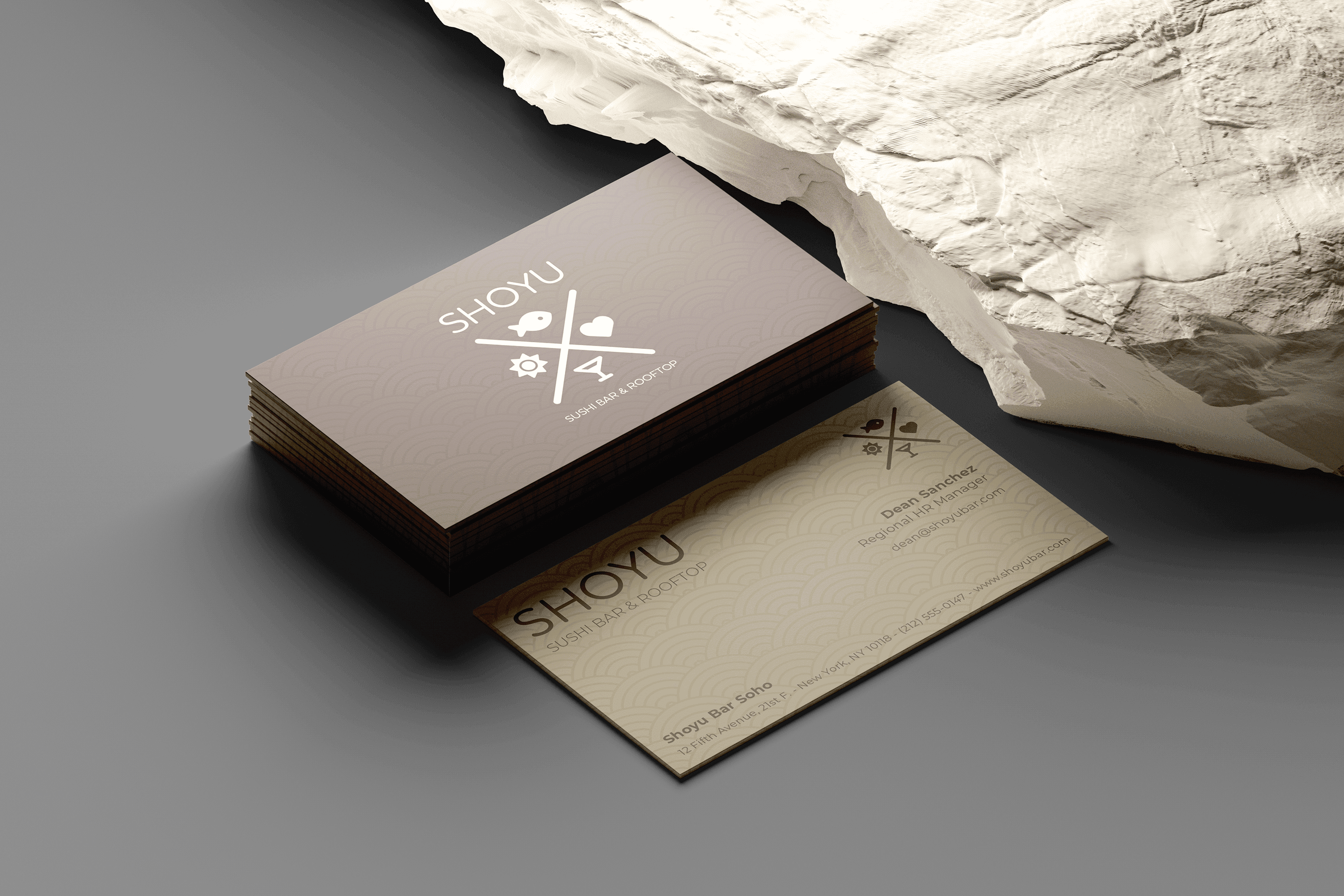 Les cartes de visite Shoyu, céramique et chocolat, la vague sous la typographie